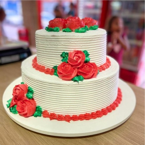 bolo decorado com chantilly vermelho e branco  Bolo vermelho, Bolos  decorados com chantilly, Bolo confeitado quadrado